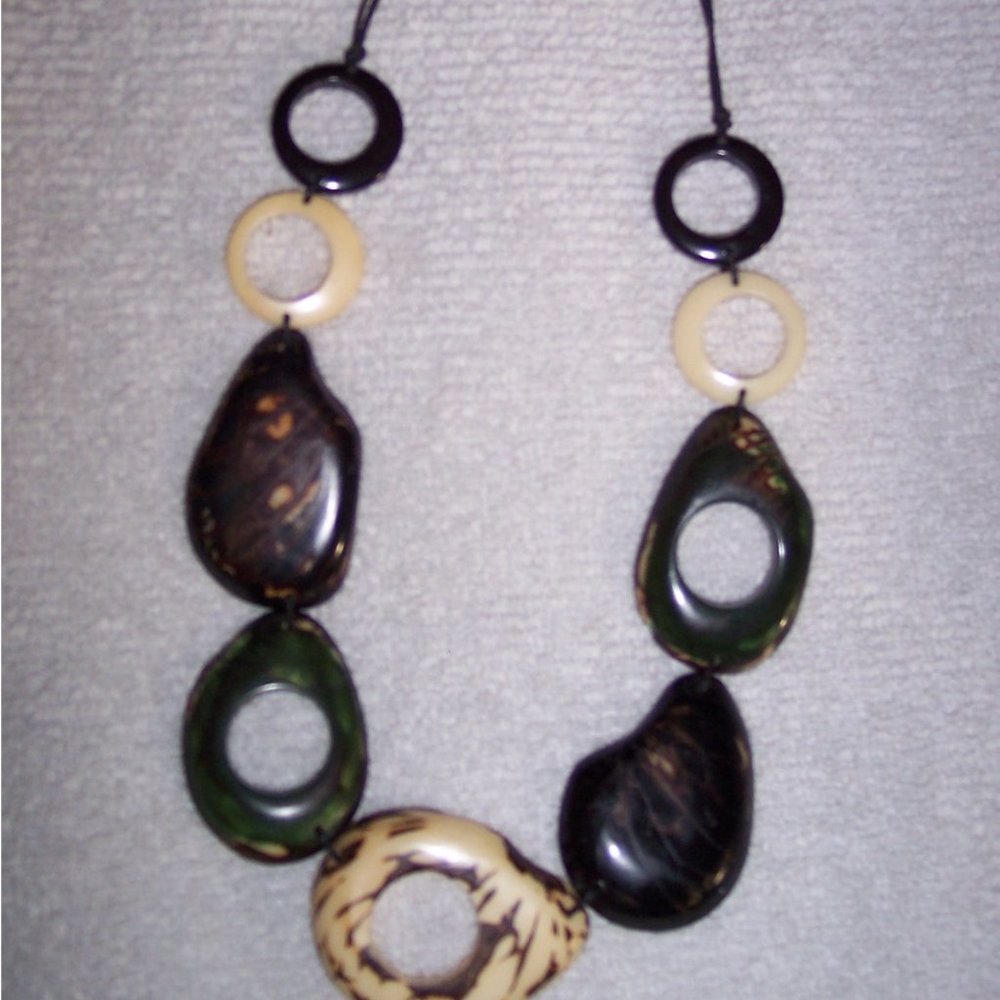 La Boca Beige/Black Necklace